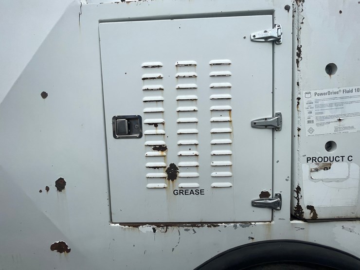 #1466-•-2003-chevrolet-c7500-fuel-and-lube-truck-(has-wy-title)-image-34