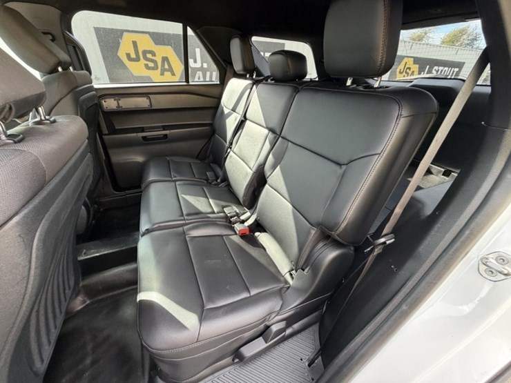 2020-ford-explorer-image-22
