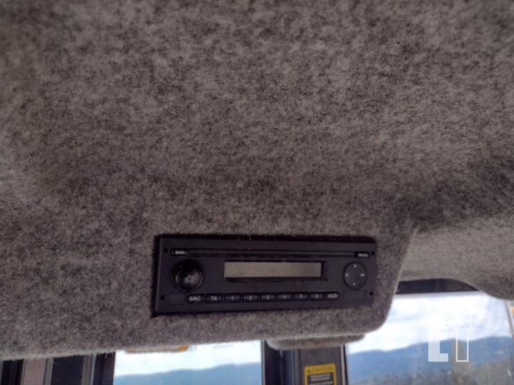 deere-410l-image-11