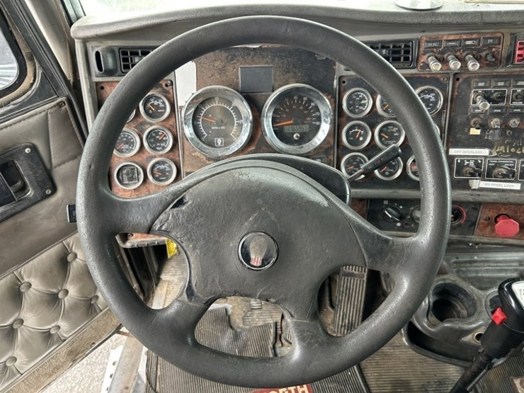 2006-kenworth-w900-image-17