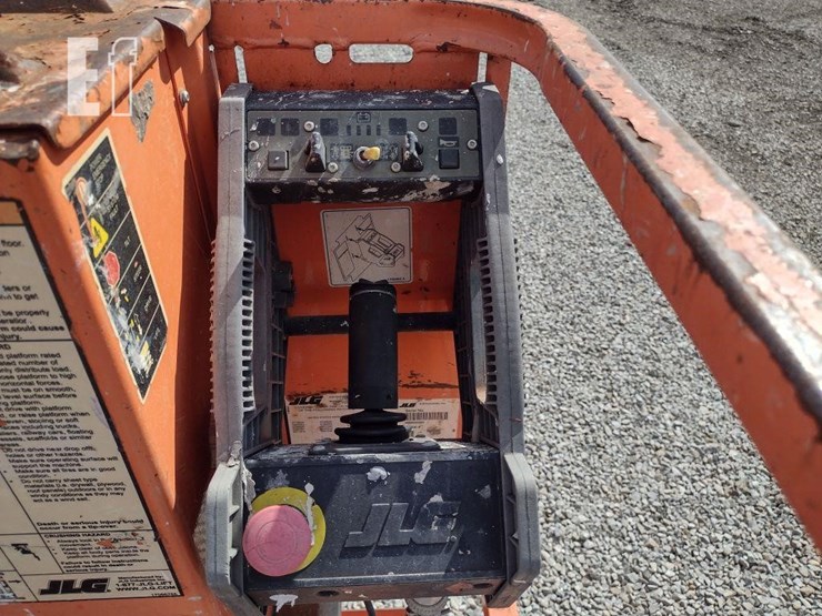 2011-jlg-1230es-image-22