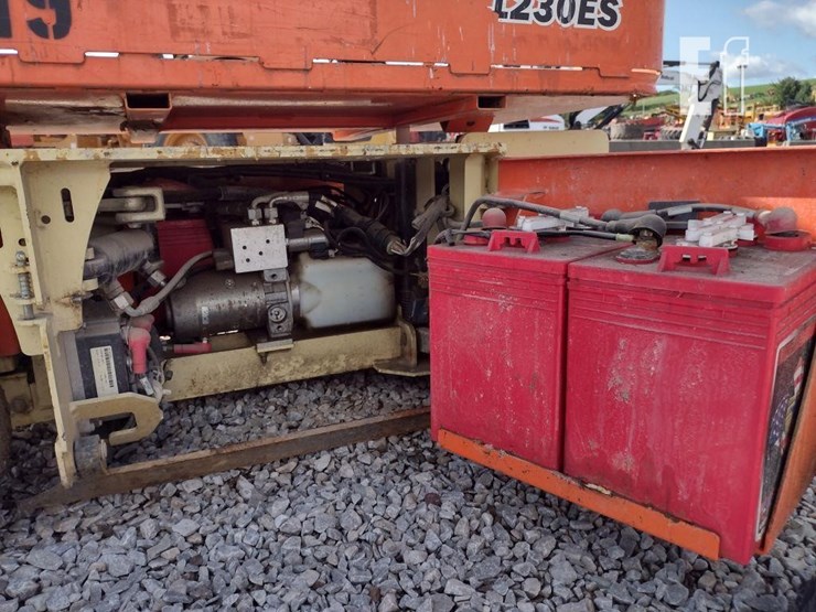 2014-jlg-1230es-image-21