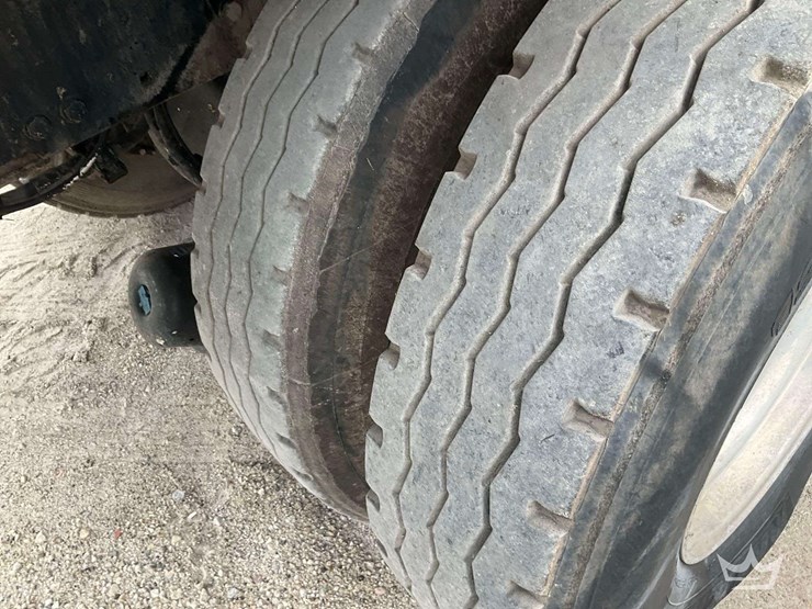 2019-peterbilt-520-image-25