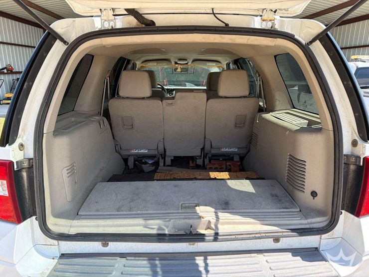 2010-ford-expedition-image-31