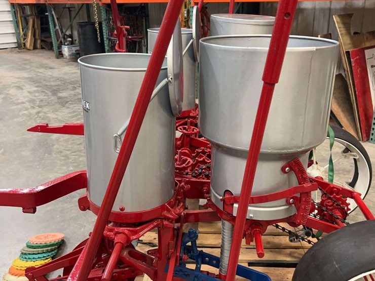 international-harvester-c251-two-row-fast-hitch-planter-image-17