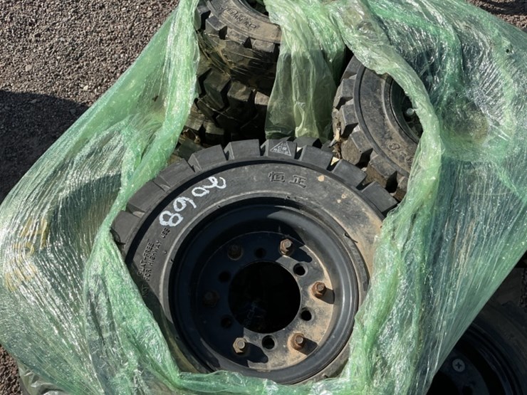 pallet-of-forklift-wheels-&-tires-image-4