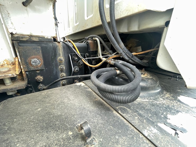 #1466-•-2003-chevrolet-c7500-fuel-and-lube-truck-(has-wy-title)-image-41