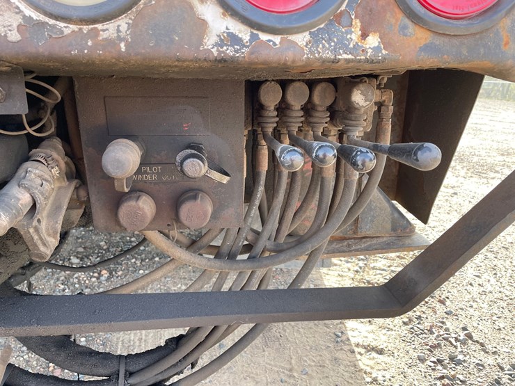 2002-freightliner-fl80-image-21
