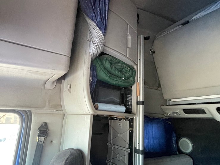 #1465-•-2007-volvo-ds-999-sleeper-cab-truck-tractor-(has-mn-title)-image-31