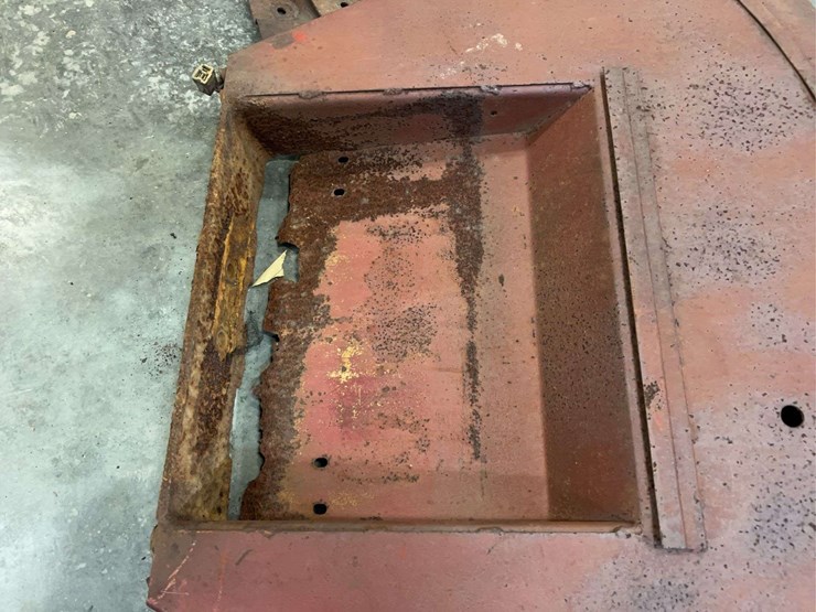international-harvester-544-fenders-and-battery-holder-image-3