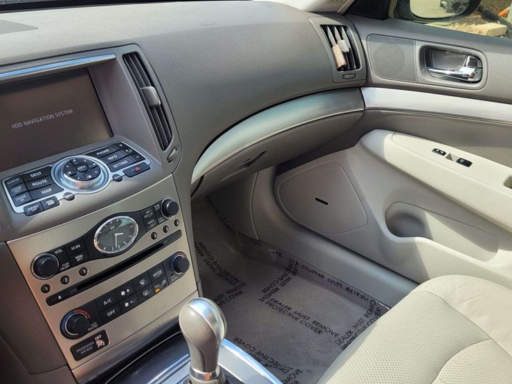 2015-infiniti-q40-sedan-4d-image-15