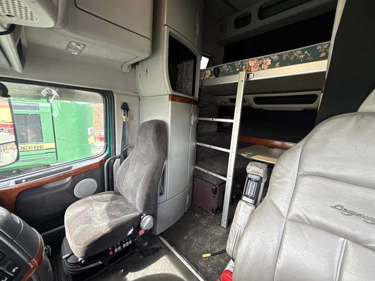 #61464-•-2007-volvo-vnl-sleeper-cab-truck-tractor-image-70