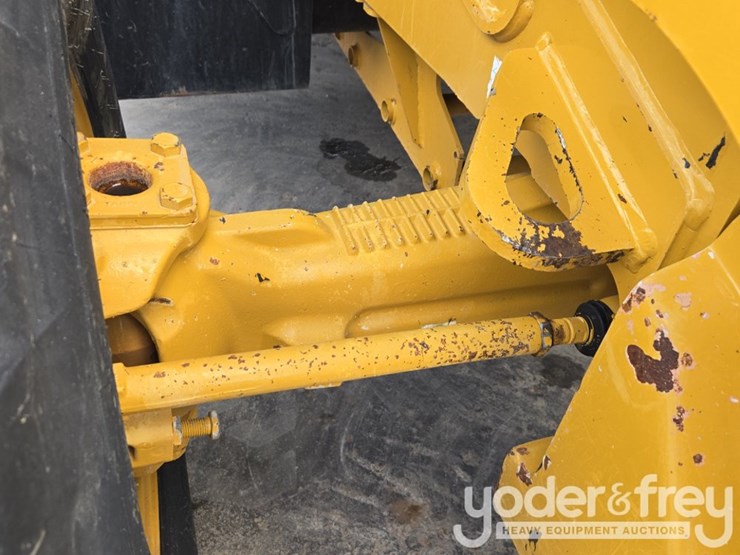 2019-caterpillar-420f2-image-23