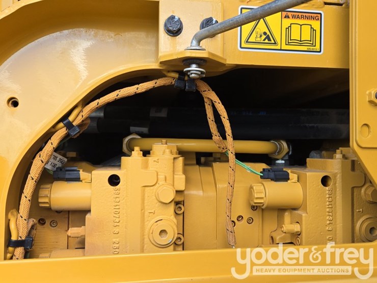 2015-caterpillar-140m3-awd-image-63