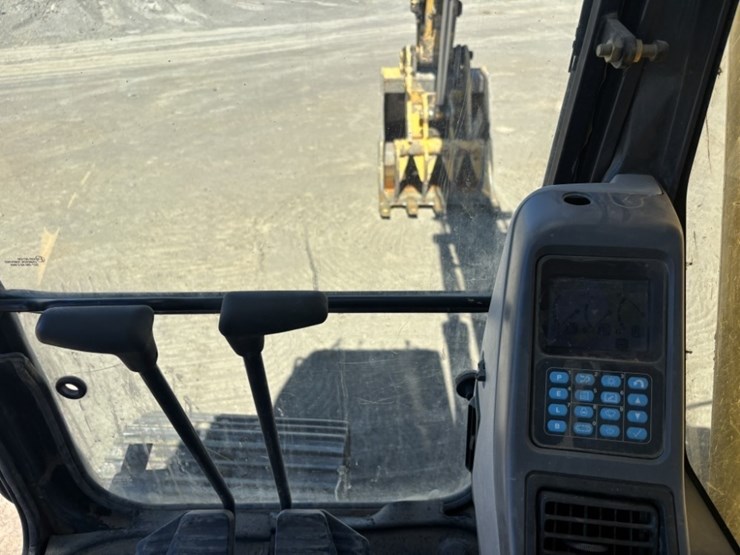 komatsu-pc228us-lc-3e0-image-36