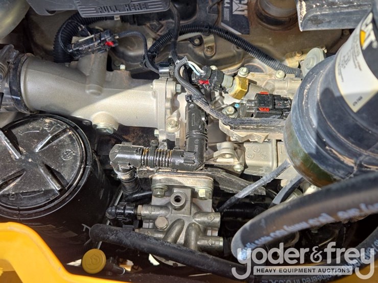 2019-caterpillar-420f2-image-45