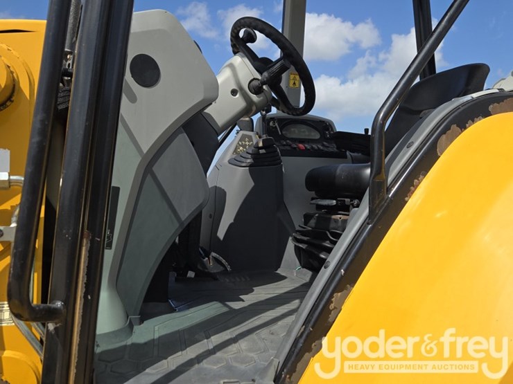 2019-caterpillar-420f2-image-53