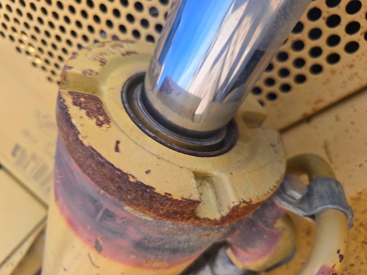 2002-caterpillar-d6m-lgp-image-37