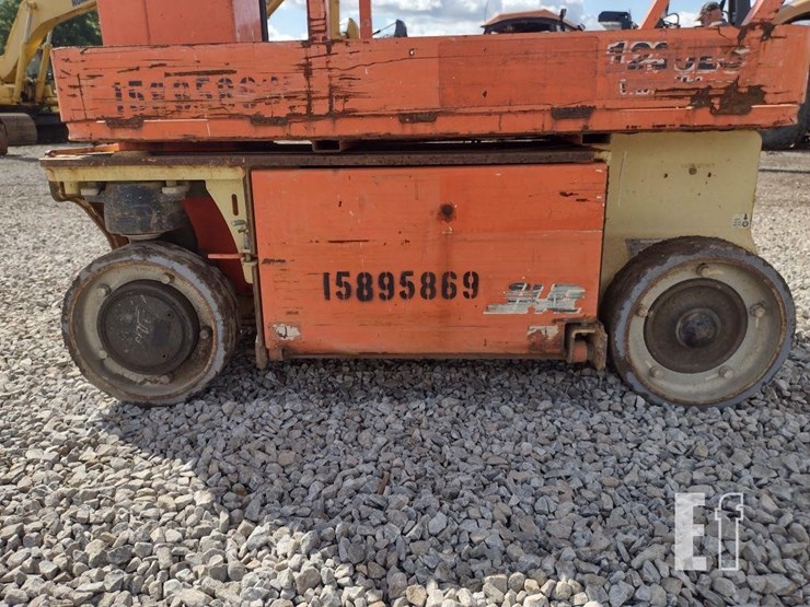 2011-jlg-1230es-image-16