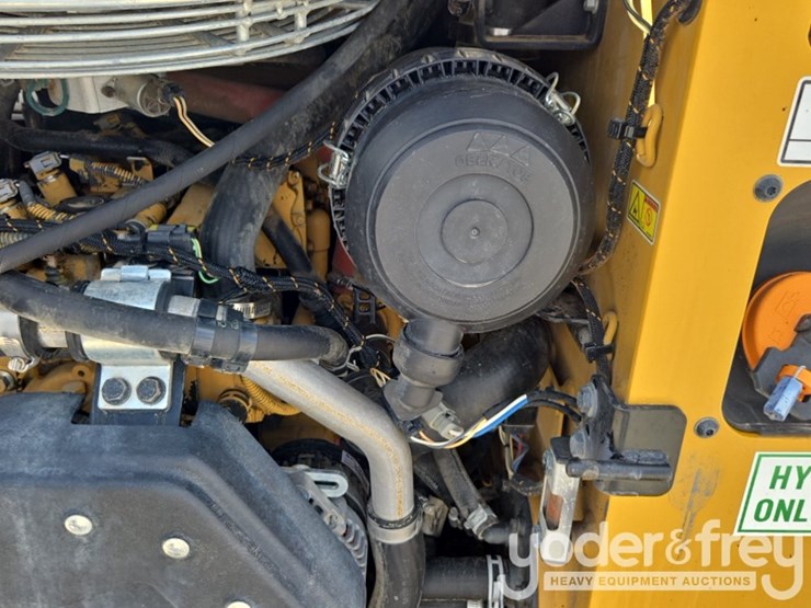 2019-caterpillar-226d-image-32