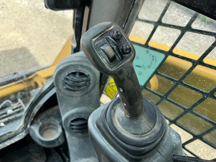 2017-caterpillar-259d-image-27