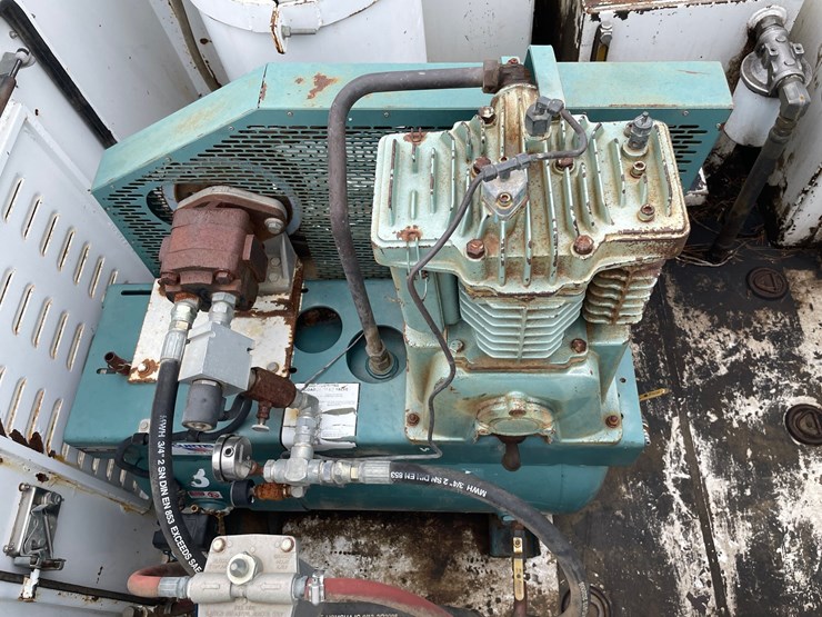 #1466-•-2003-chevrolet-c7500-fuel-and-lube-truck-(has-wy-title)-image-25