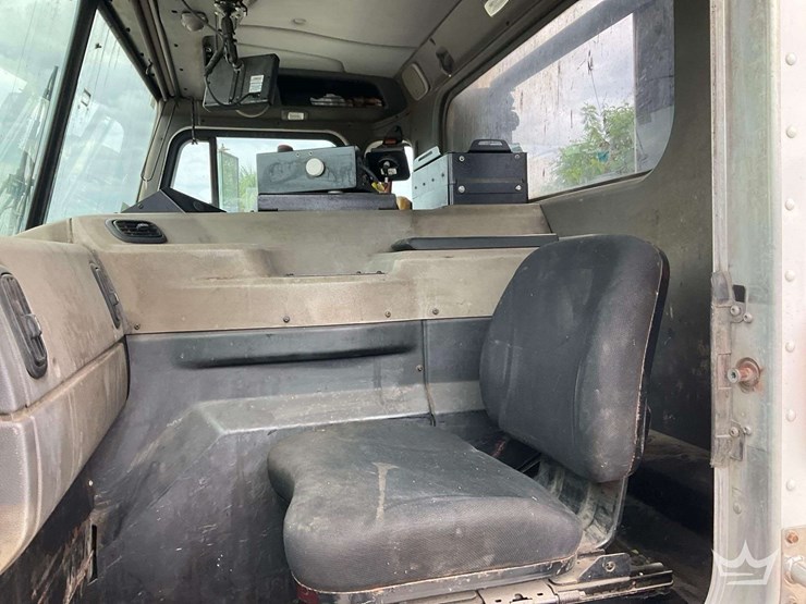 2019-peterbilt-520-image-19
