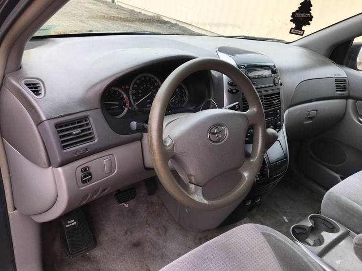 2008-toyota-sienna-ce-image-10