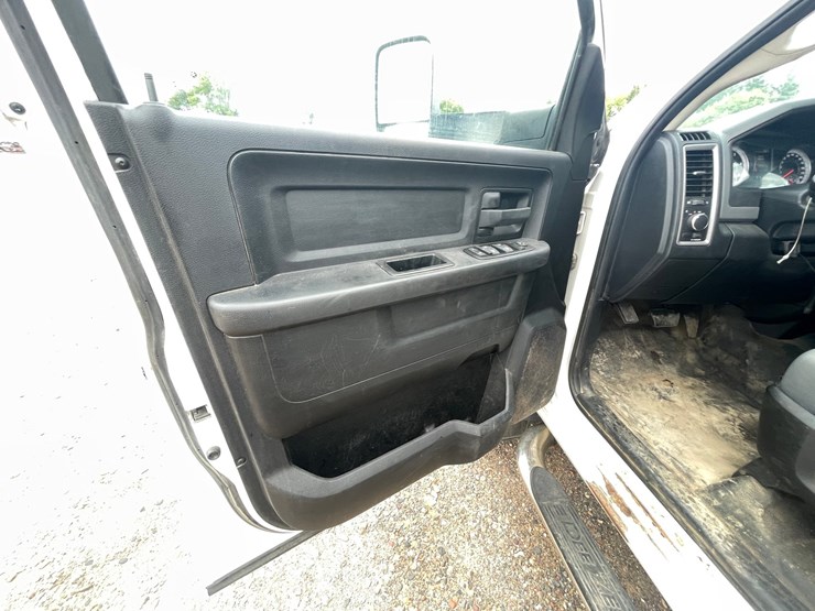 #1469-•-2015-ram-4500-service-truck-(has-mn-title)-image-31