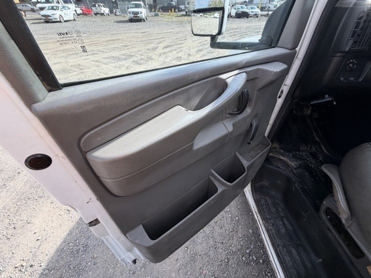2006-chevrolet-express-box-truck-image-24