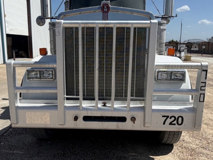2012-kenworth-w900-image-2