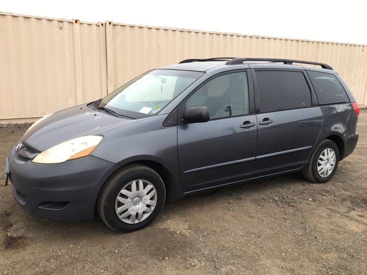 2008-toyota-sienna-ce-image-1