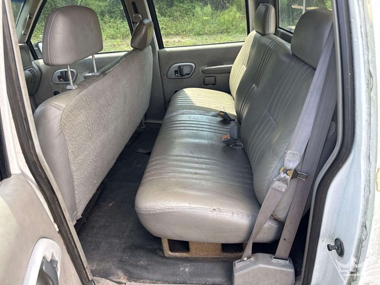 2000-chevrolet-3500-image-16