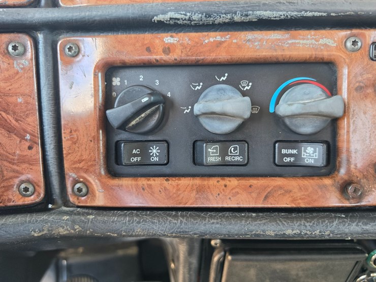 2005-peterbilt-379-image-109