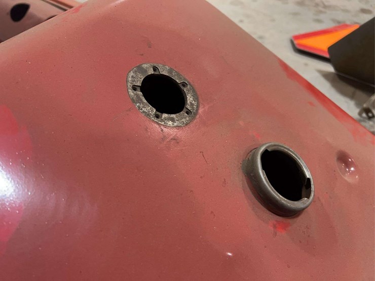 international-harvester-656-row-crop-utility-diesel-fuel-tank-image-4