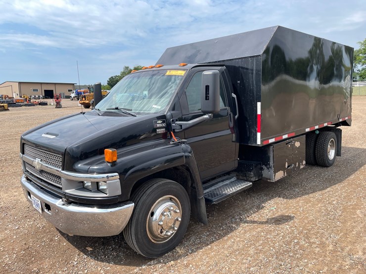 #1459-•-2005-chevrolet-5500-chipper-truck-(has-mn-title)-image-1