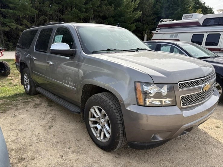 2012-chevrolet-suburban-image-2