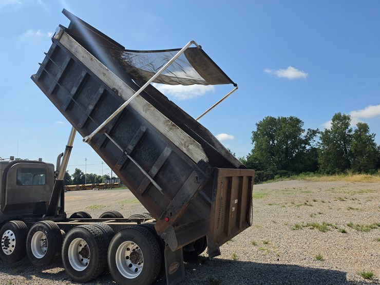 2005-peterbilt-379-image-16