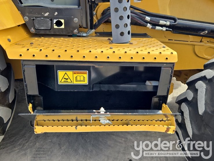 2019-caterpillar-420f2-image-42