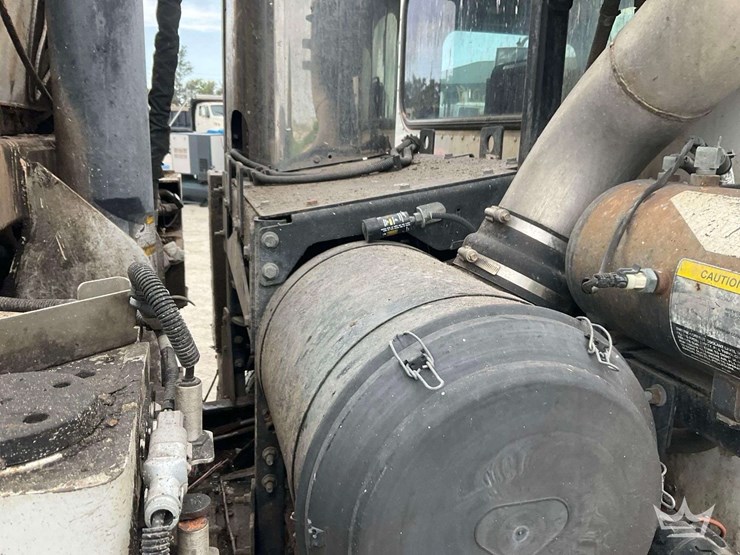 2019-peterbilt-520-image-34