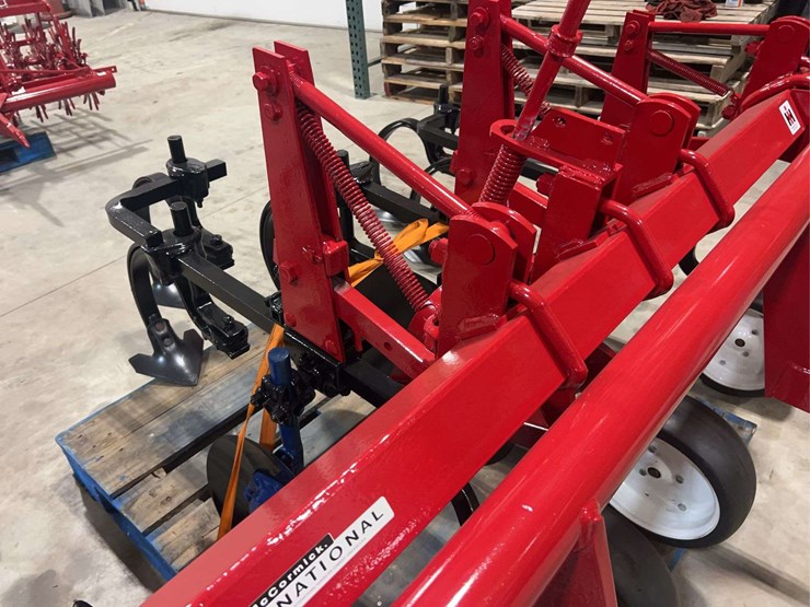 international-harvester-two-row-fast-hitch-hiller-cultivator-image-6