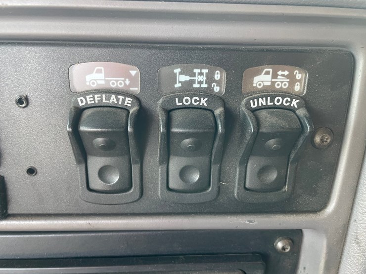 1999-kenworth-t2000-image-32
