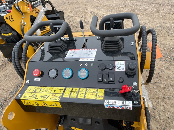 #5514-•-2026-agt-compact-track-loader-image-6