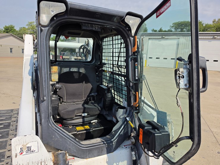 2022-bobcat-t770-image-23