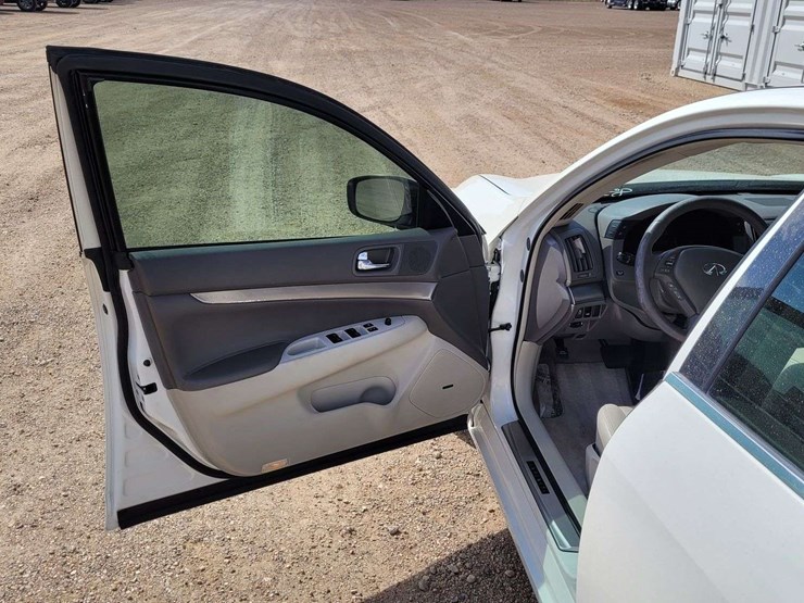 2015-infiniti-q40-sedan-4d-image-12