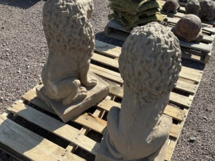 (2)-concrete-lion-statues-image-3