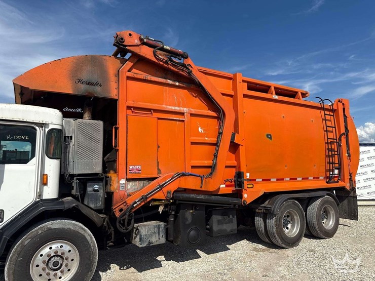 2014-peterbilt-320-image-14
