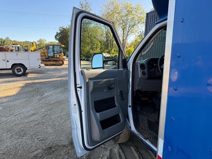 2014-ford-e350-image-15