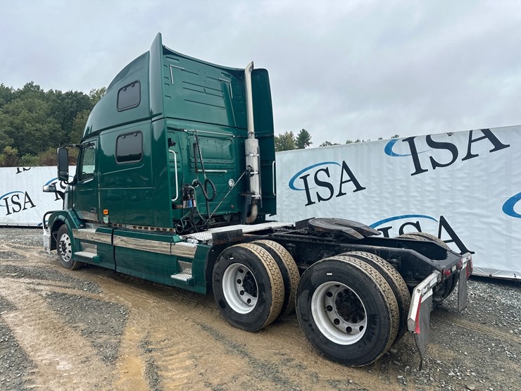#61464-•-2007-volvo-vnl-sleeper-cab-truck-tractor-image-3