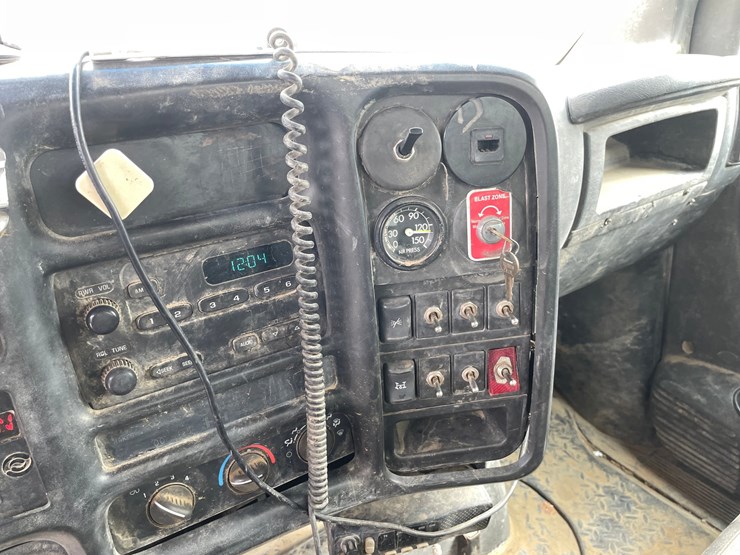 #1466-•-2003-chevrolet-c7500-fuel-and-lube-truck-(has-wy-title)-image-54